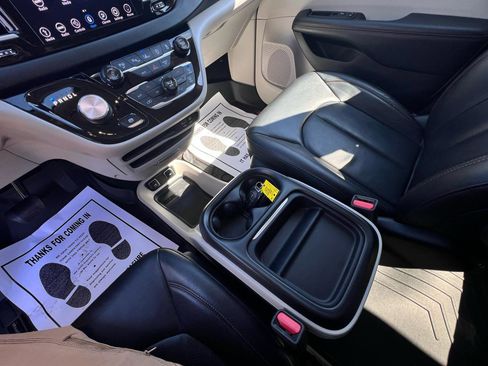 Used 2018 Chrysler Pacifica Touring-L w/ Advanced Safetytec Group image 19