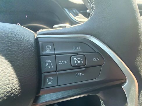 Used 2025 Jeep Grand Cherokee Altitude AWD/4WD image 24