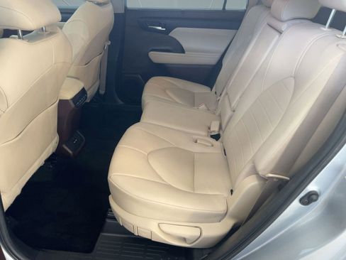 Used 2020 Toyota Highlander XLE image 15