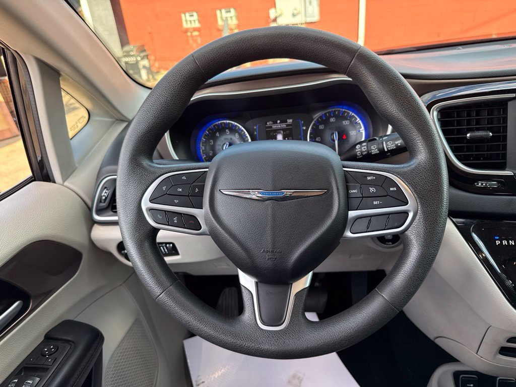 Used 2018 Chrysler Pacifica Touring Plus w/ Tire & Wheel Group FWD image 28