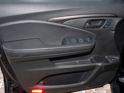 Certified 2025 Honda Passport EX-L image 11