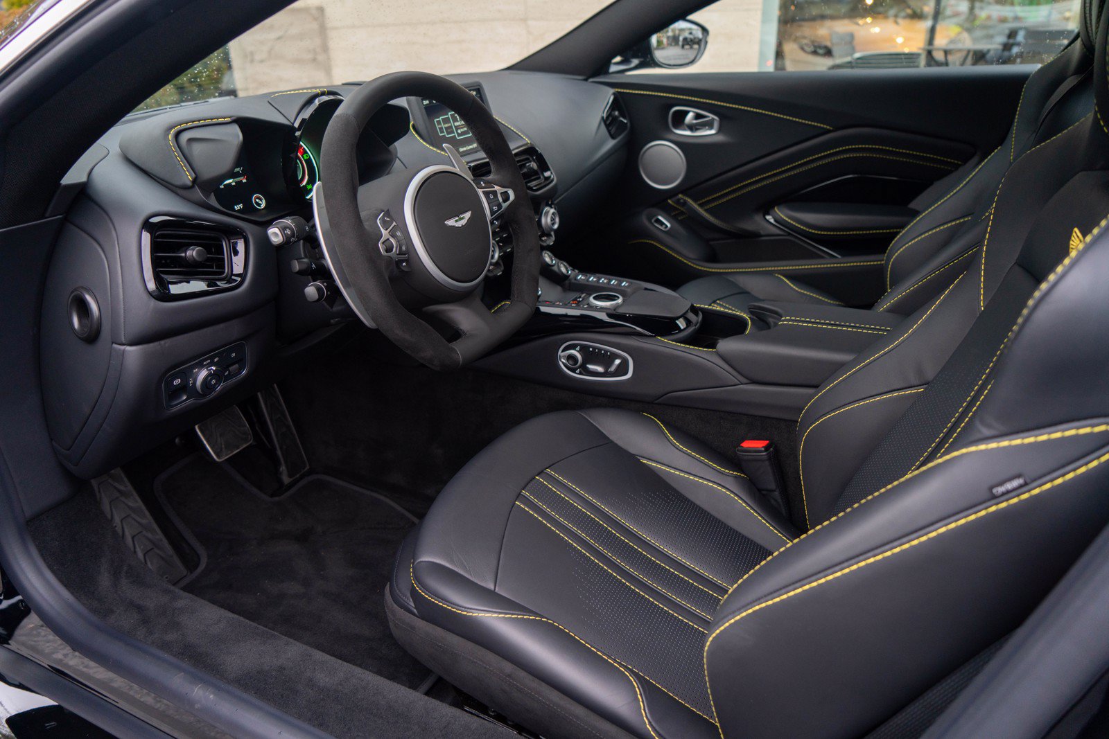 Used 2023 Aston Martin V8 Vantage Coupe RWD image 2