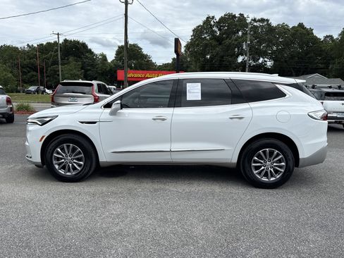 Used 2024 Buick Enclave Essence w/ Technology Package FWD image 2