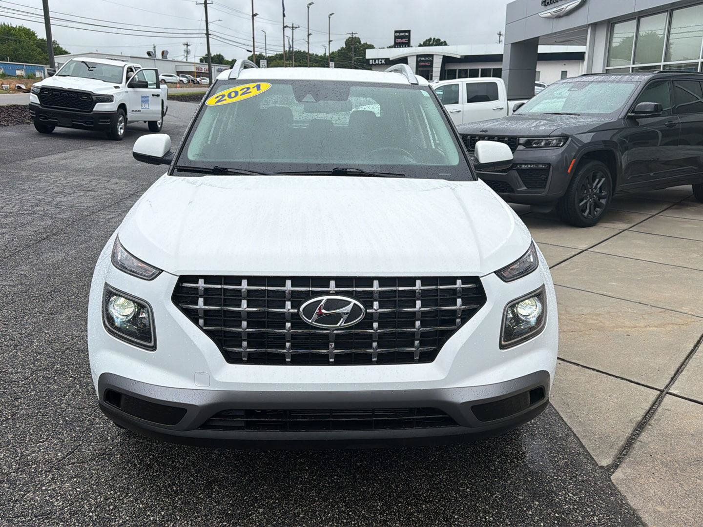 Used 2021 Hyundai Venue SEL w/ Premium Package FWD image 2