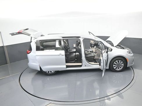 Used 2024 Chrysler Pacifica Select image 66