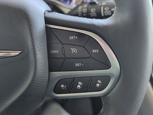 Used 2024 Chrysler Pacifica Touring-L image 33