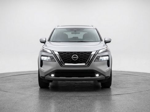 Used 2025 Nissan Rogue SV AWD/4WD image 2