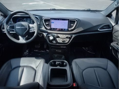Used 2025 Chrysler Pacifica Select FWD image 11