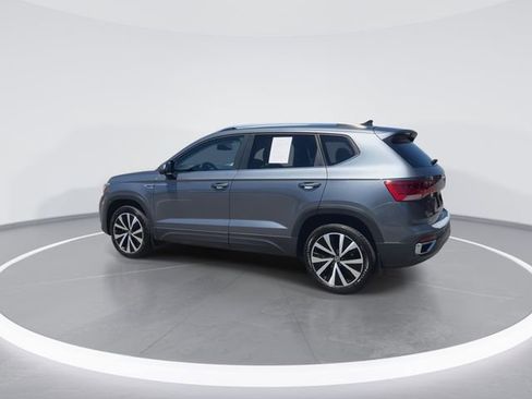 Used 2022 Volkswagen Taos SE FWD image 6