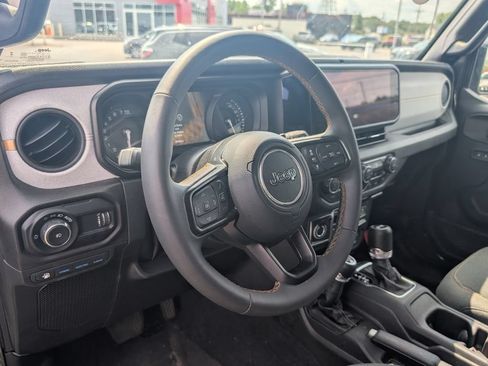 Used 2024 Jeep Wrangler Unlimited w/ Convenience Group AWD/4WD image 16