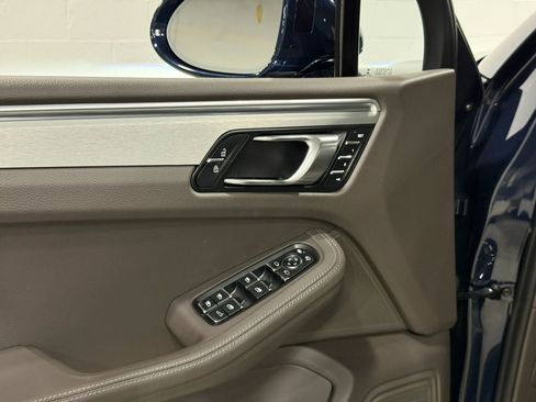 Used 2020 Porsche Macan Turbo image 12