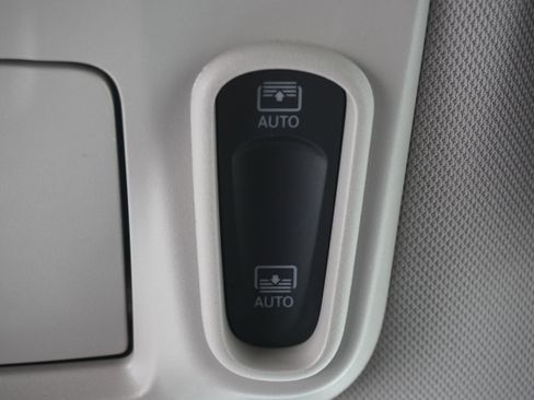 Used 2018 Chrysler Pacifica Limited FWD image 27