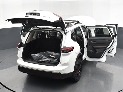 Certified 2025 Nissan Rogue SV image 28