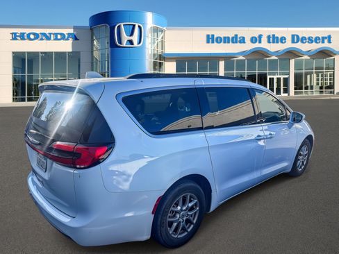 Used 2021 Chrysler Pacifica Touring FWD image 6