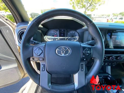 Used 2018 Toyota Tacoma TRD Sport AWD/4WD image 38