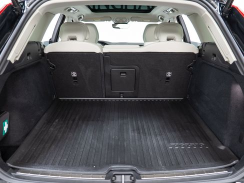 Certified 2025 Volvo XC60 B5 Plus w/ Protection Package Premier image 10