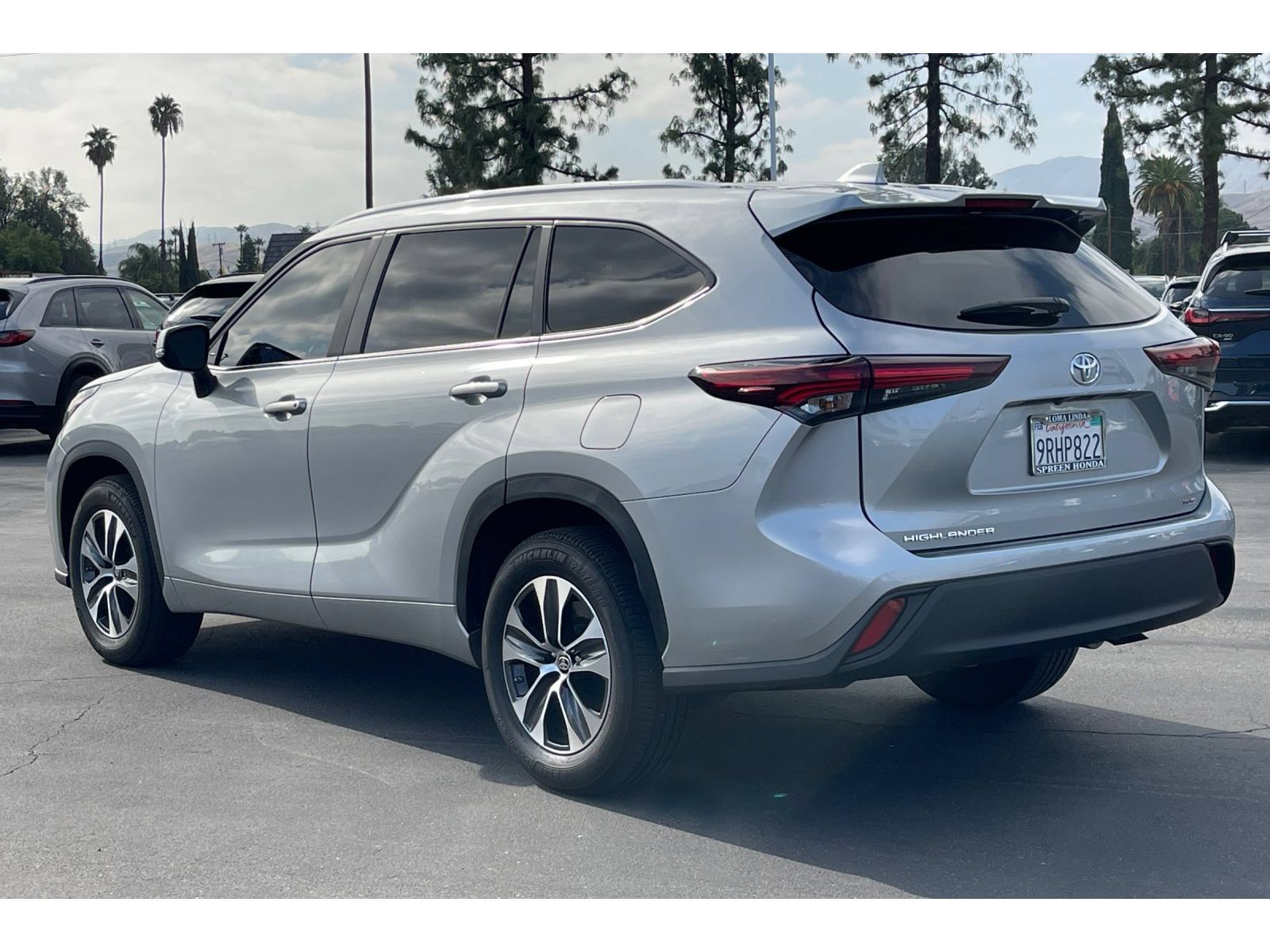Used 2024 Toyota Highlander XLE FWD image 3