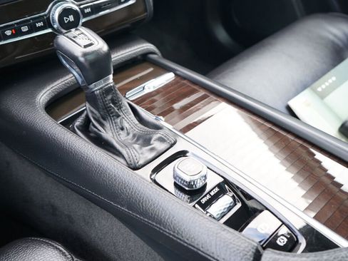 Used 2018 Volvo XC90 T6 Momentum w/ Convenience Package image 19