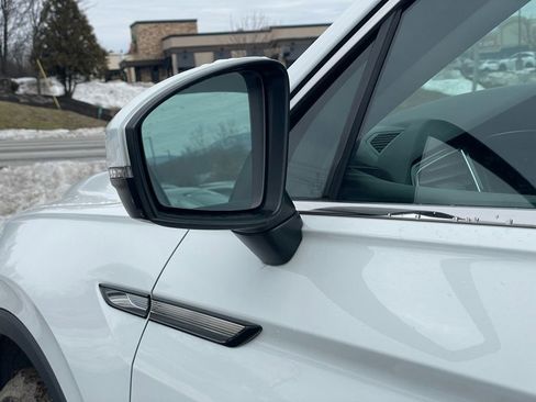 Used 2022 Volkswagen Tiguan SE w/ Panoramic Sunroof Package image 26