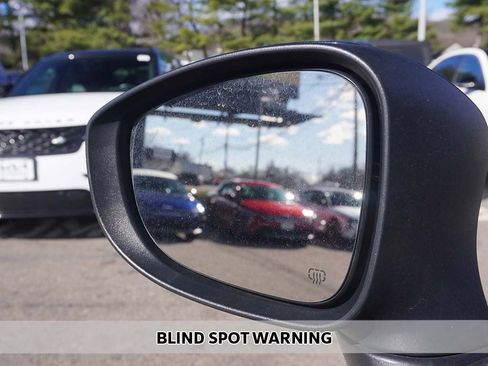 Used 2023 Chrysler Pacifica Touring-L image 4