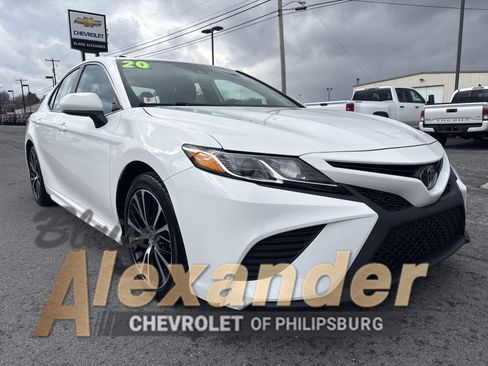 Used 2020 Toyota Camry SE image 1
