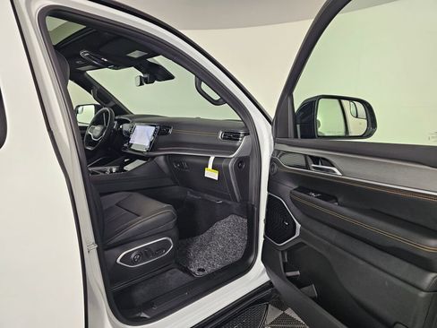 New 2026 Jeep Grand Wagoneer 4WD image 39