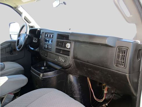 Used 2017 Chevrolet Express 4500 Extended image 13