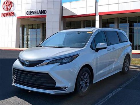 Used 2024 Toyota Sienna XLE image 4