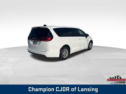 Used 2024 Chrysler Pacifica Touring-L image 5