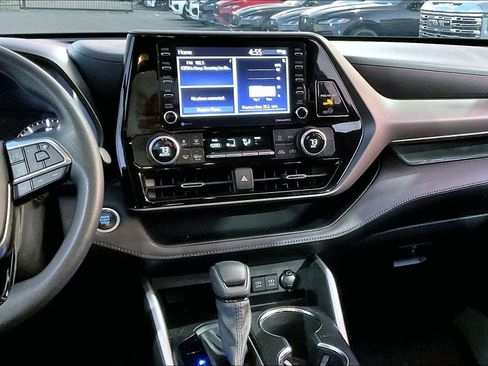 Used 2021 Toyota Highlander L image 9