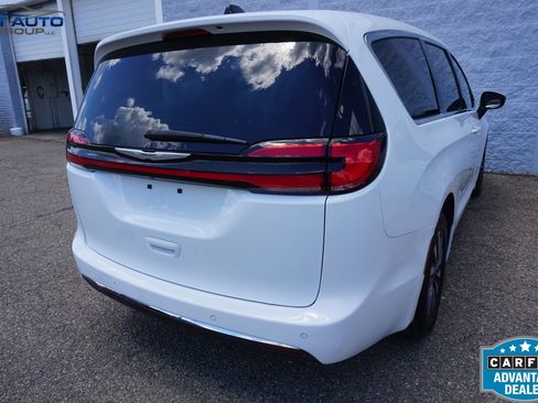 Used 2023 Chrysler Pacifica Touring-L FWD image 11
