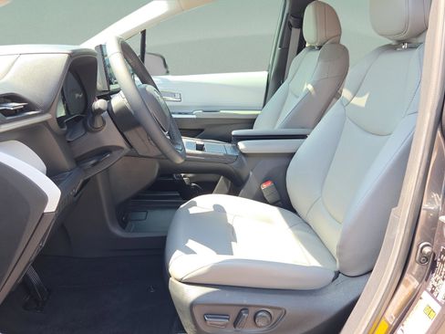 Used 2025 Toyota Sienna XLE image 13