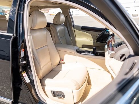 Used 2016 Lexus LS 460 AWD w/ Comfort Package image 20