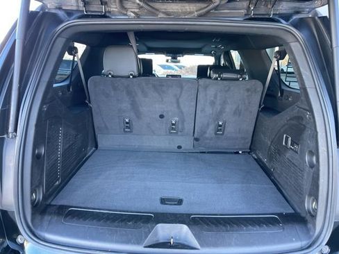 Used 2022 GMC Yukon XL SLT w/ SLT Premium Package image 19