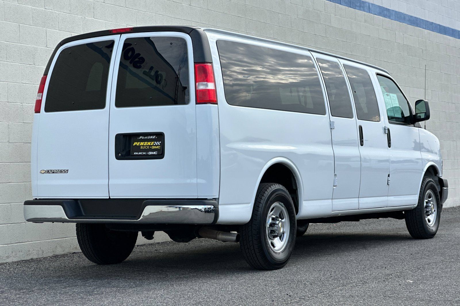 Certified 2024 Chevrolet Express 3500 LT w/ LT Preferred Equipment Group RWD image 4