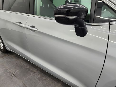 Used 2024 Chrysler Pacifica Touring-L image 26