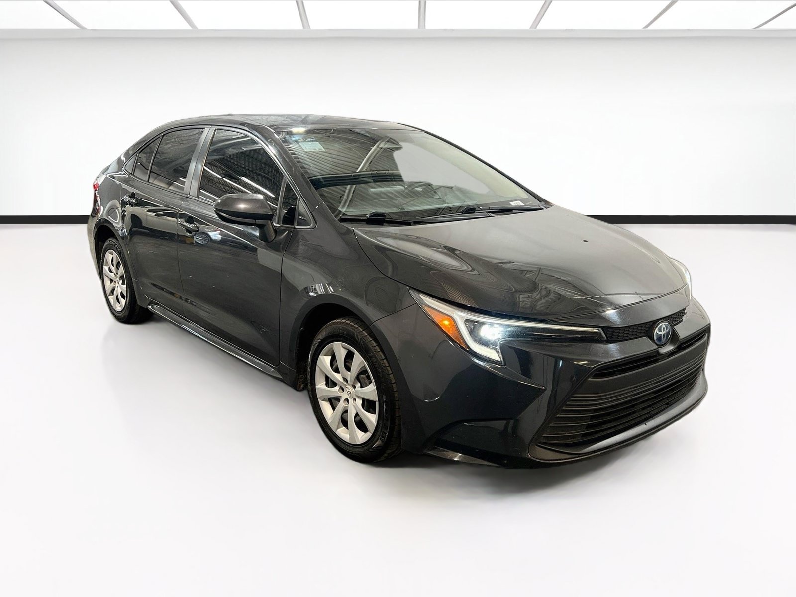 Used 2024 Toyota Corolla LE FWD image 3