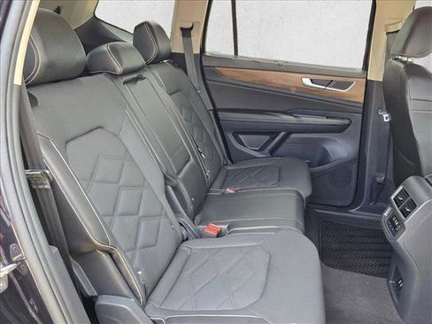 Used 2024 Volkswagen Atlas SE w/ Black Wheel Package FWD image 22
