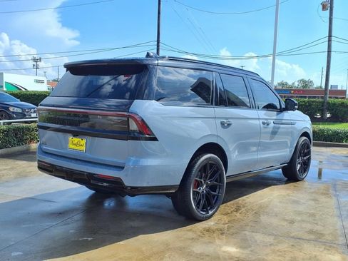 New 2025 Lincoln Navigator Reserve w/ Jet Appearance Package AWD/4WD image 2