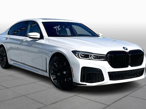 Used 2022 BMW 740i w/ M Sport Package image 2