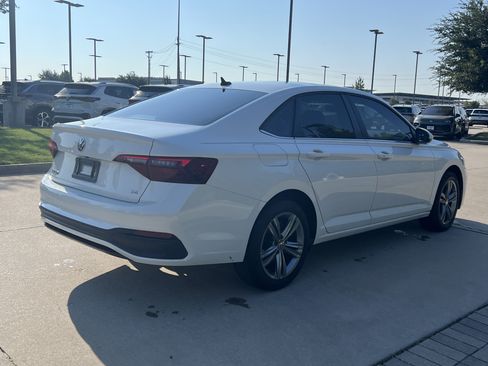 Used 2024 Volkswagen Jetta SE FWD image 9