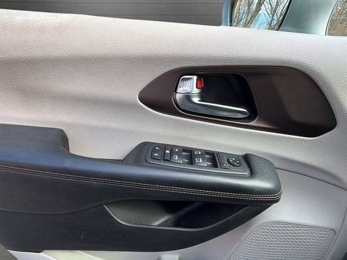 Used 2019 Chrysler Pacifica Touring Plus w/ Tire & Wheel Group FWD image 21