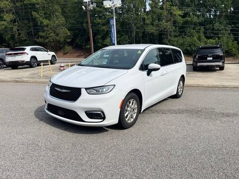 Used 2023 Chrysler Pacifica Touring-L FWD image 37