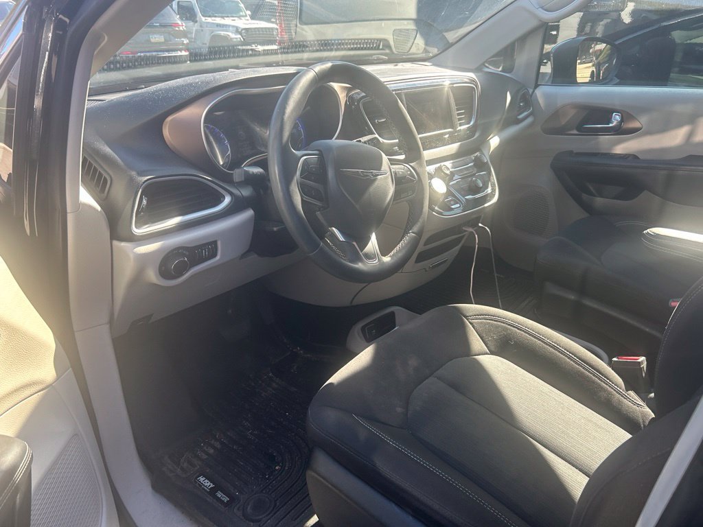 Certified 2023 Chrysler Voyager LX FWD image 3