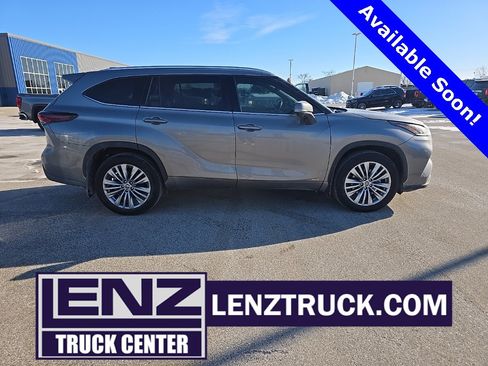 Used 2025 Toyota Highlander Platinum image 1