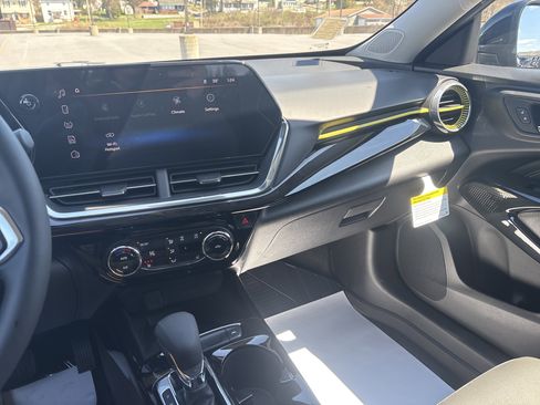New 2026 Chevrolet Trax ACTIV w/ Sunroof Package FWD image 22