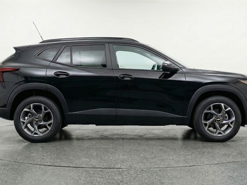 Used 2025 Chevrolet Trax LT w/ LT Convenience Package FWD image 11