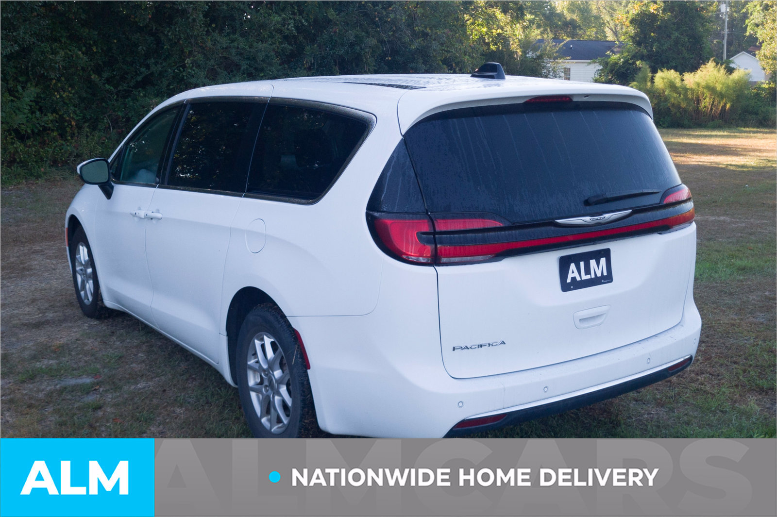 Used 2023 Chrysler Pacifica Touring-L FWD image 4