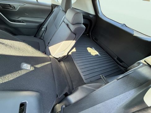 Used 2021 Toyota RAV4 LE AWD/4WD image 12