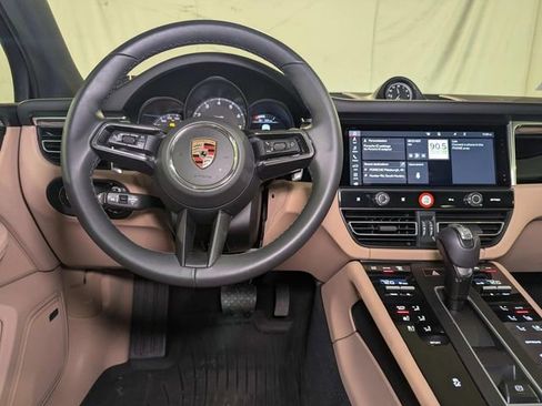 Certified 2025 Porsche Macan image 28